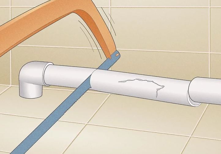 قسمت شکسته لوله PVC را اره کنید