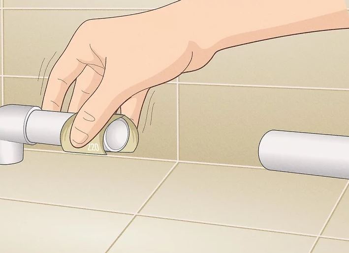 انتهای در معرض لوله های پی وی سی اصلی را با کاغذ سنباده 100 تا 220 خرد کنید