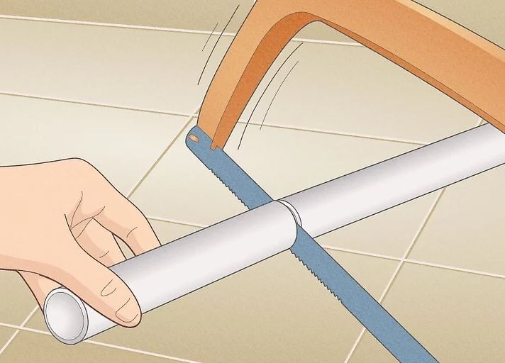 برش جدیدی از لوله پی وی سی را برش دهید.