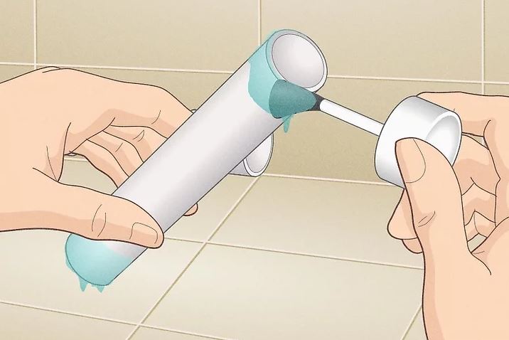 هر دو انتهای قسمت لوله جدید را با حلال PVC آماده کنید