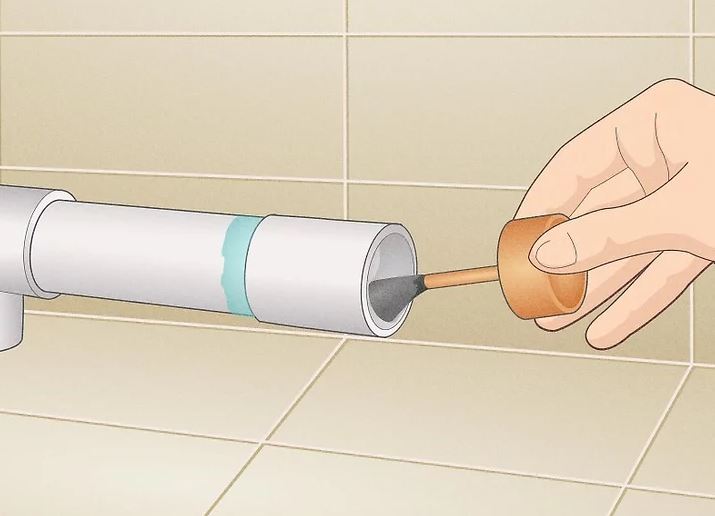 سیمان را به قسمت داخلی اتصالات و 1 انتهای لوله پی وی سی جدید بمالید