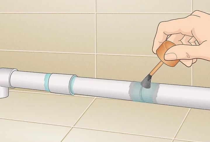 حلال PVC را در انتهای لوله قدیمی و داخل اتصالات دوم قرار دهید.