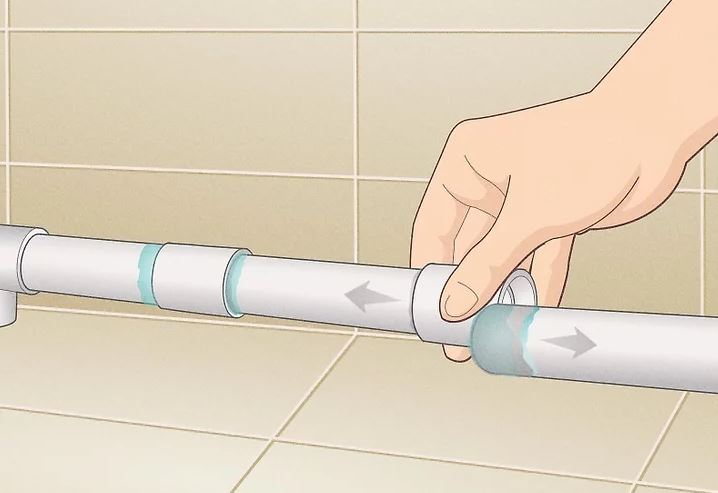 سیمان را در امتداد دو انتهای لوله PVC پخش کنید