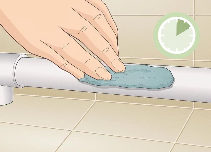 بتونه را در اطراف ترک پخش کنید و 10 دقیقه صبر کنید