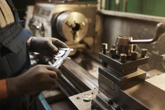 تراشکار و رعایت نکات ایمنی که یکی از لزومات اصلی این حرفه است