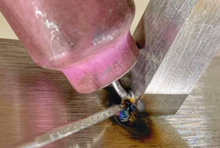 نوک تنگستن چسبیده است