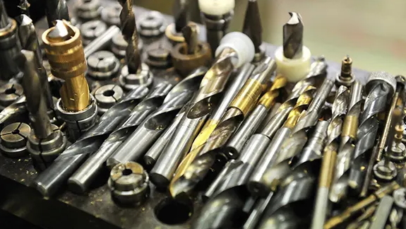 نگاهی به ابزارهای ضروری تراشکاری که هر آموزنده‌ای باید بداند.