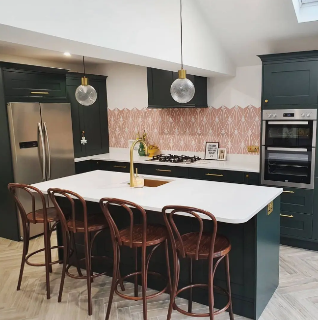 با این ایدههای خلاقانه، کابینتهای خود را در فضاهای محدود بهینه کنید و زیبایی را به خانه بیاورید.